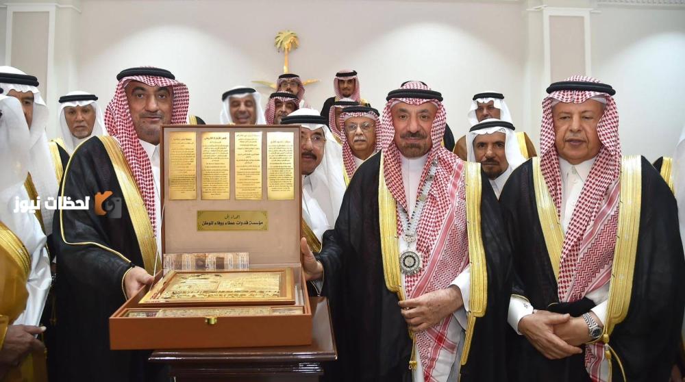 أمير نجران يستلم قلادة ودرعاً من مؤسسة «قدوات عطاء ووفاء للوطن»