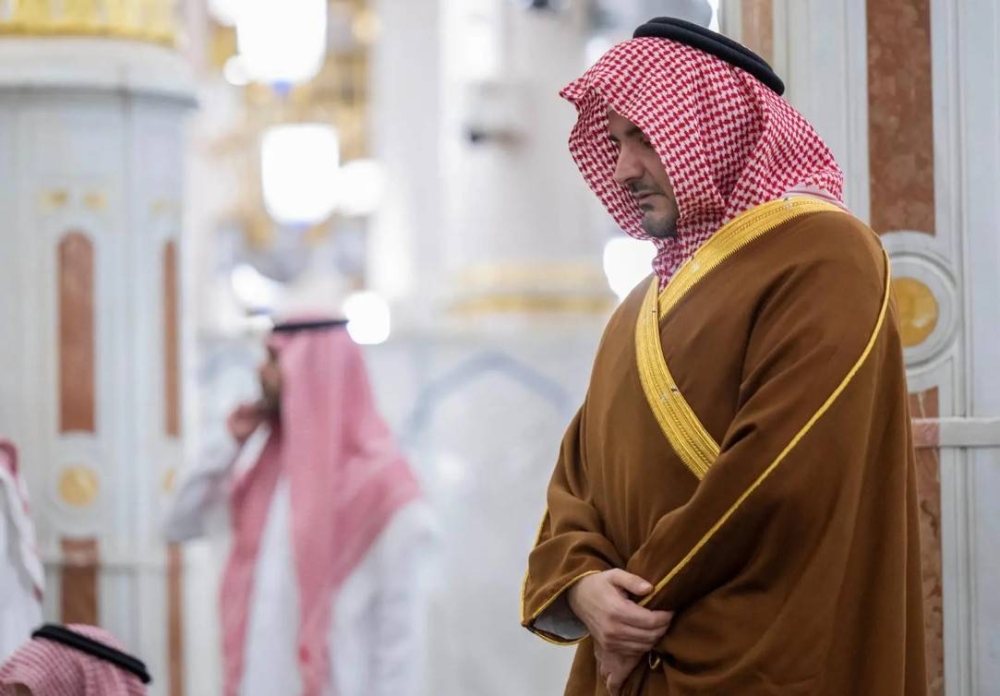 الأمير عبدالعزيز بن سعود يتفقد المسجد النبوي ويؤدي الصلاة في الروضة الشريفة.