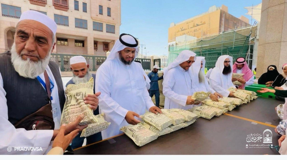 الشؤون الدينية في المسجد النبوي تستقبل الحجاج الجدد بترحيب وحفاوة وهدايا.