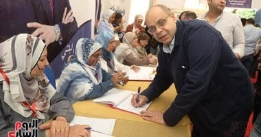 الصحفي أكرم القصاص يسجل في سجلات الجمعية العمومية لنقابة الصحفيين.