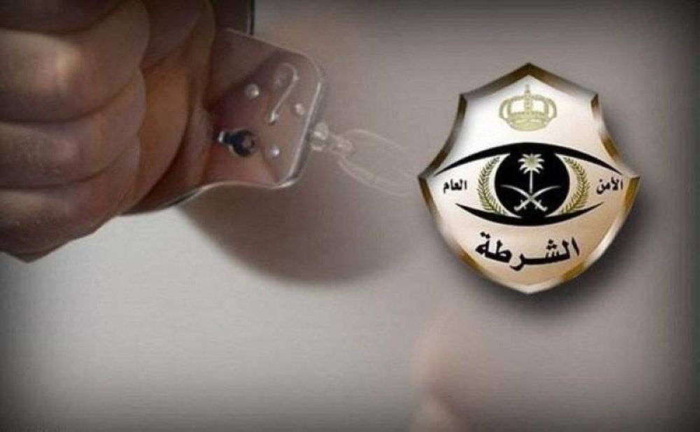 القبض على خمسة مقيمين بتهمة النصب والاحتيال عبر نشر إعلانات لحملات حج وهمية ومضللة في خميس مشيط.
