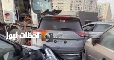 تحطم 7 سيارات بعد اصطدام شاحنة بها داخل معرض في القطامية (صور)