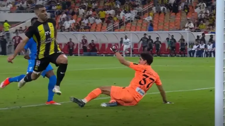 اللذيذ يثير الجدل في الشارع الرياضي… تناقضات وإجابات تحرج الاتحاد والنصر!