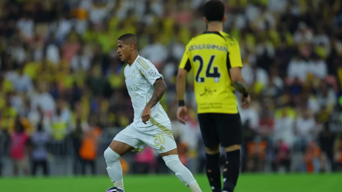 حكم كلاسيكو النصر والاتحاد: البطاقات الملونة تلاحق النجوم