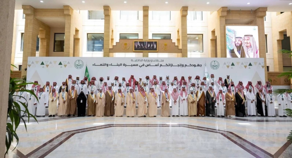 عبدالعزيز بن سعود يلتقي بم retirees من القطاعات التابعة لوزارة الداخلية في القصيم