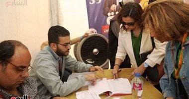 علا الشافعي تقوم بالتسجيل في كشوف الجمعية العمومية لنقابة الصحفيين