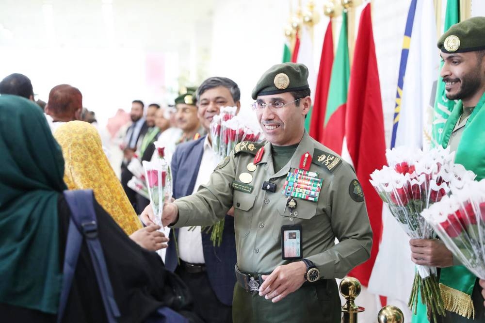 مدير الجوازات يستقبل الرحلة الأولى لمبادرة