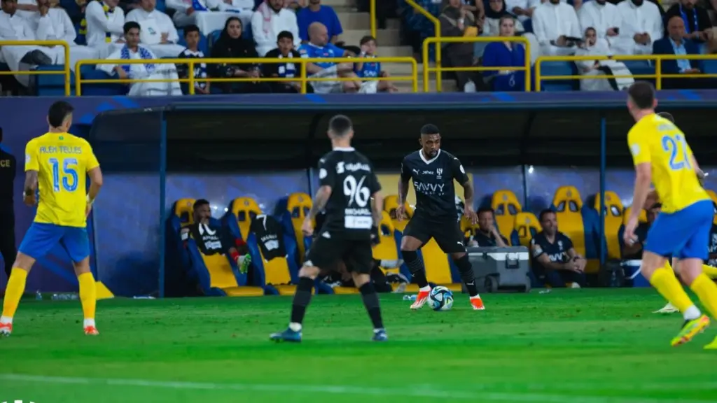 نصراوي "يفتح النار" على حكم ديربي الرياض