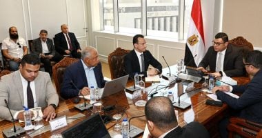 وزير الإسكان يعقد اجتماعاً لمتابعة تنفيذ مشروع