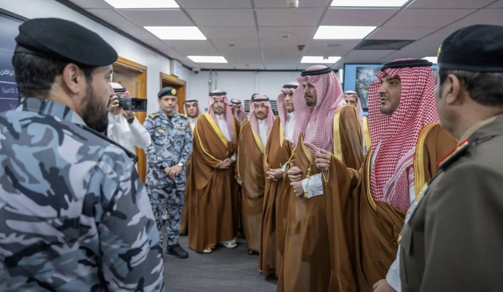 وزير الداخلية يتابع تقدم العمل في مركز عمليات أمن المسجد النبوي بحضور أمير المدينة.