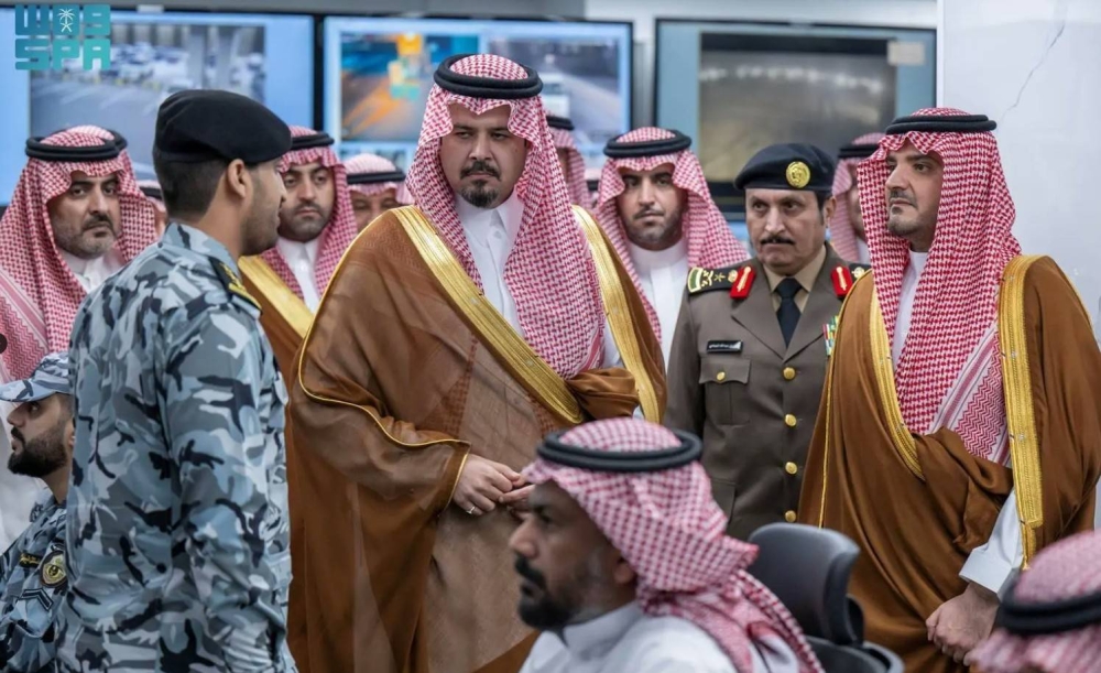 وزير الداخلية يراقب تقدم العمل في مركز عمليات أمن المسجد النبوي الشريف.