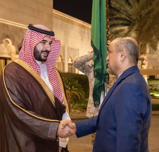 وزير الدفاع يناقش مع رئيس مجلس الوزراء اليمني سبل تعزيز العلاقات الثنائية.