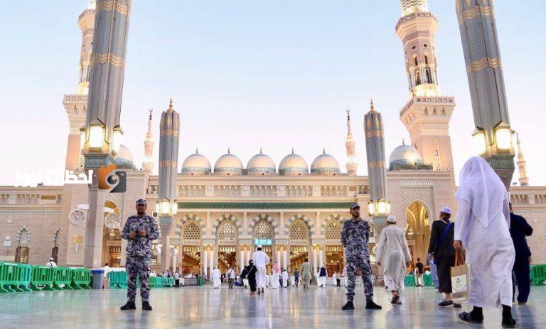 ارتفاع الحرارة يدفع لتكثيف أعمال التبريد لزوار المسجد النبوي