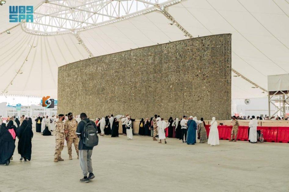 استكمال توزيع جداول تفويج الحجاج لرمي الجمرات من قبل وزارة الحج