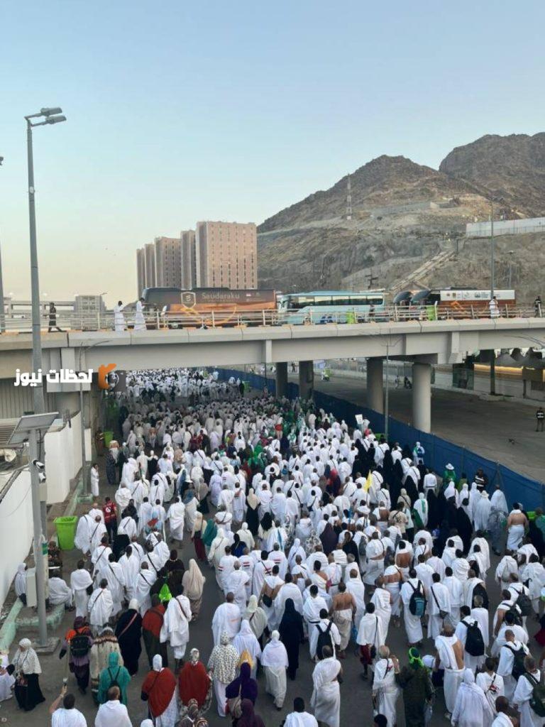 الحجاج يتجهون لرمي جمرة العقبة في أول أيام عيد الأضحى