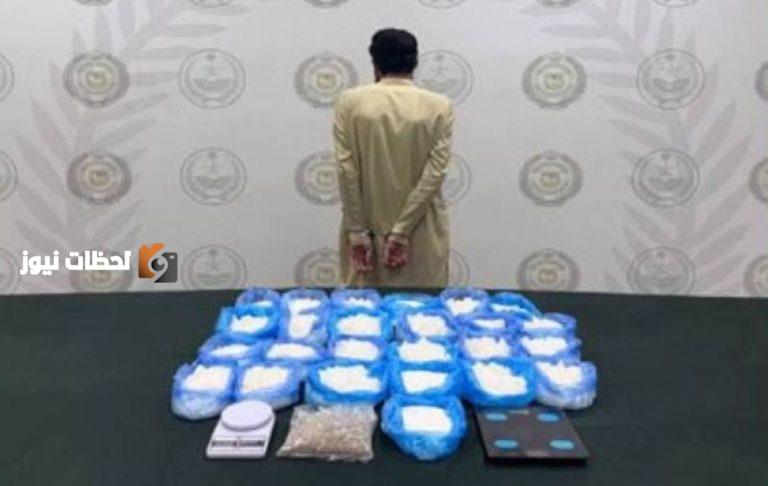 القبض على مقيم بتهمة ترويج 25 كيلوغراماً من «الشبو» المخدر في الرياض
الرياض: عملية أمنية تطيح بمقيم لنشره 25 كيلوغراماً من «الشبو»
مقيم في الرياض تحت القبضة لترويجه 25 كيلوغراماً من «الشبو» المخدر
ضبط مقيم في الرياض بحوزته 25 كيلوغراماً من «الشبو» المخدر