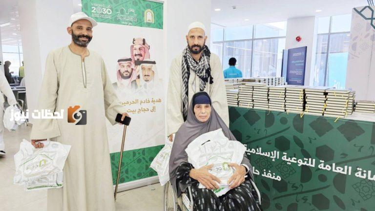 توزيع مصاحف خادم الحرمين للمغادرين عبر منفذ حالة عمار
