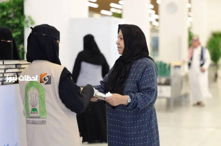 توزيع هدايا خادم الحرمين الشريفين على حجاج منفذ عرعر المغادرين