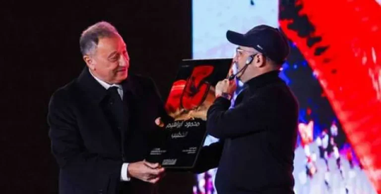 القلعة الحمراء تقدم عرضاً خاصاً لأعضاء الأهلي لتخليد أسمائهم على جدران الاستاد
