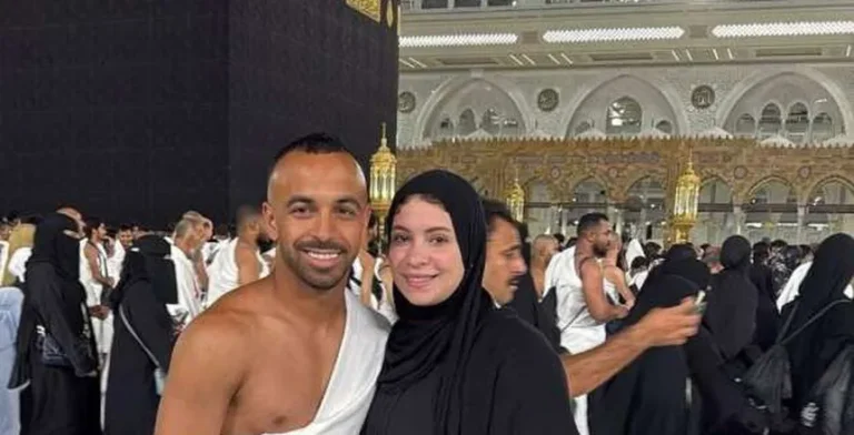 أفشة يؤدي مناسك العمرة مع زوجته قبل انتهاء إجازة الأهلي.. صور