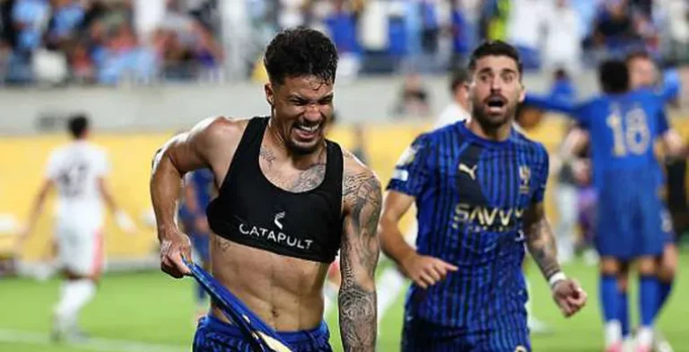 النشرة الرياضية: الهلال يُحقق تأهلاً تاريخياً، وأزمة وسام في الأهلي، والزمالك يُنهي صفقة فاركو.