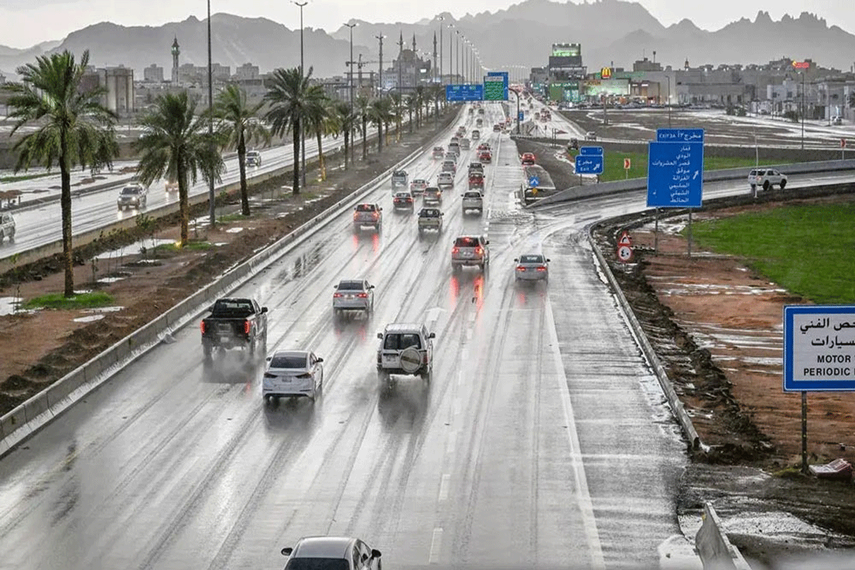 رياح قوية وأمطار غزيرة مع صواعق رعدية تعصف بمنطقة جازان اليوم