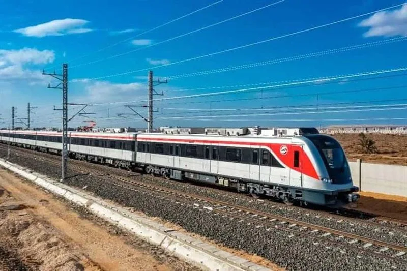 القطار الكهربائي الخفيف يسرع الرحلة بمناسبة ذكرى ثورة يوليو المجيدة