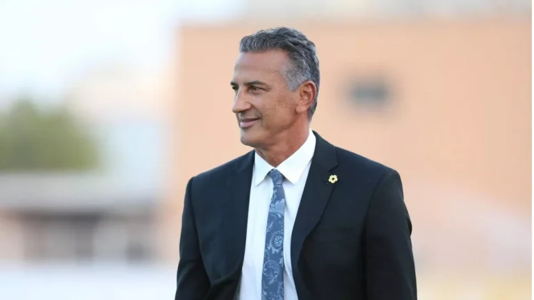 نيوم يُفاجئ الجميع بإعلان رحيل المدرب البرازيلي شاموسكا