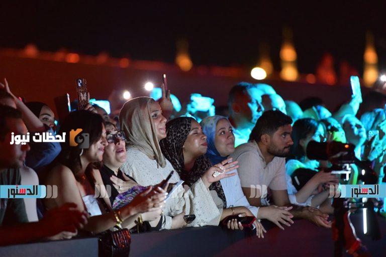 جمهور مهرجان العلمين يرقص على أغنية أصالة الشهيرة “العنب الساقع”