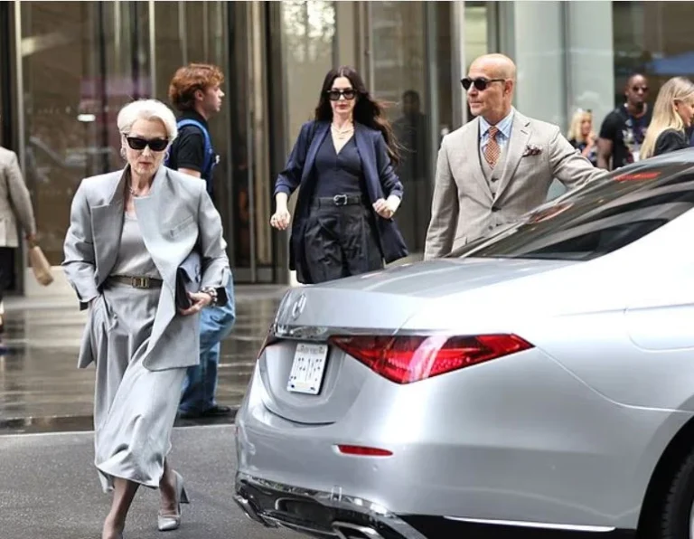 مؤلفة “The Devil Wears Prada” تتجاوب مع تفاعل الجمهور حول الصور الأولى للجزء الثاني
