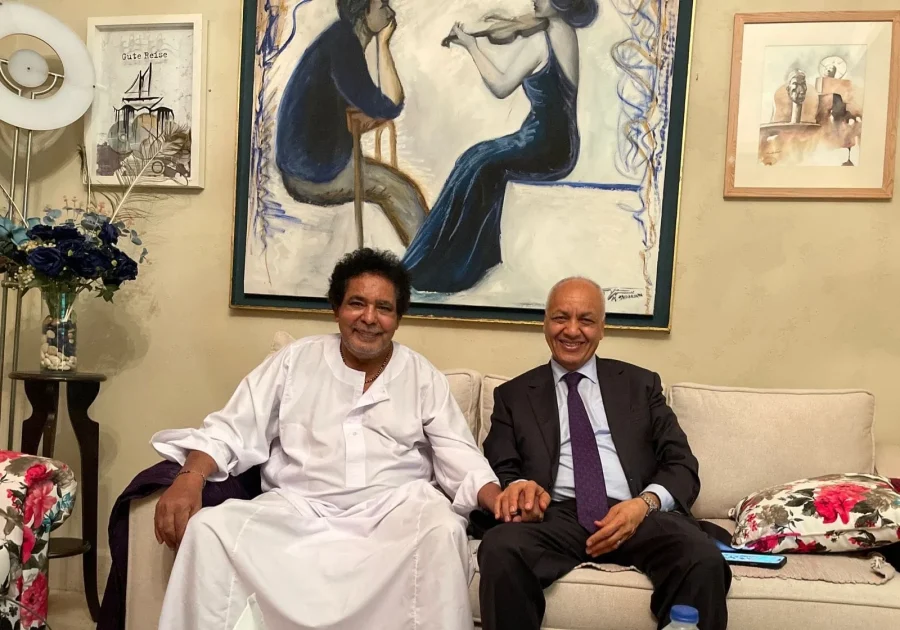 محمد منير يظهر لأول مرة بعد مغادرته المستشفى