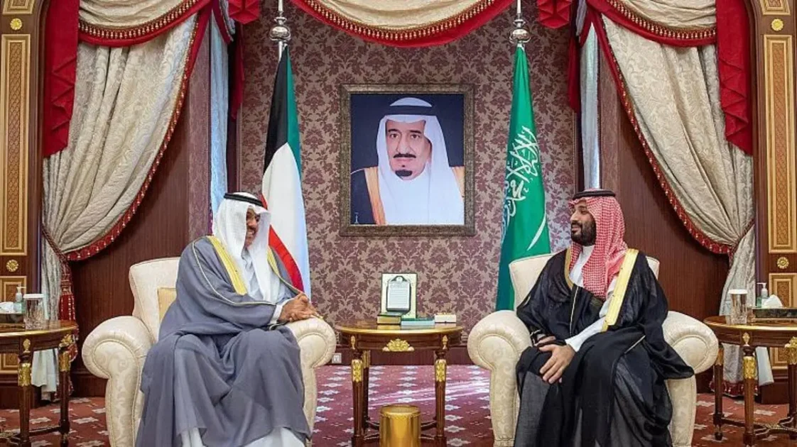ولي العهد يستقبل رئيس وزراء الكويت