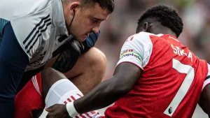 ساكا يغيب عن أرسنال شهرا وأوديجارد محل شك قبل مواجهة ليفربول