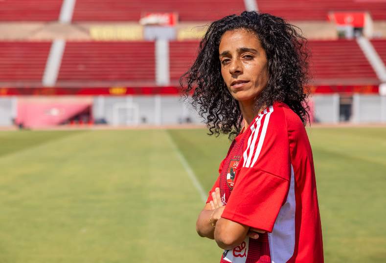 أزمة نسائية في فريق كرة القدم للأهلي المصري وبطلتها سالي منصور