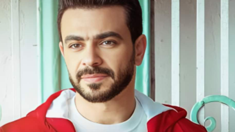 “كريم الحسيني” يُعلن اعتزاله الفنان ويقرر غسل الصحون وبيع الجرائد!!