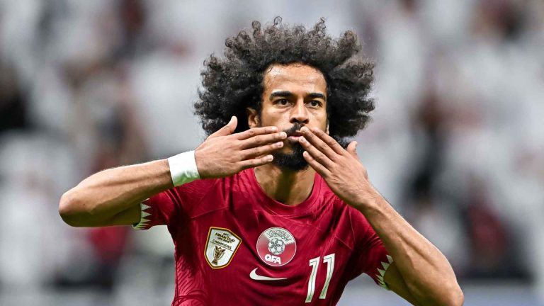 “سالم الدوسري هو أفضل لاعب”… أكرم عفيف يمدح سالم الدوسري عبر رسالة