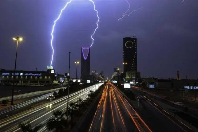 خذوا حذركم | الأرصاد السعودية تحذر هذه المناطق من صواعق رعدية وسيول اليوم