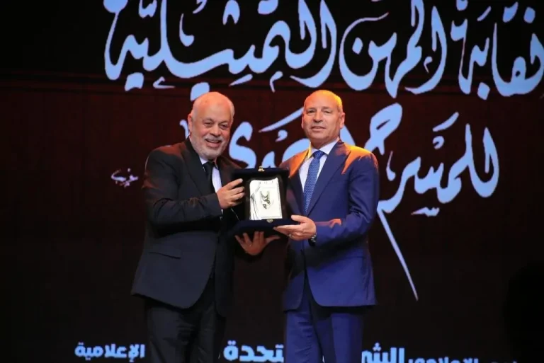 مفاجأة للشباب المشاركين | ظهور خاص لأشرف ذكي نقيب المهن التمثيلية في مهرجان المسرح