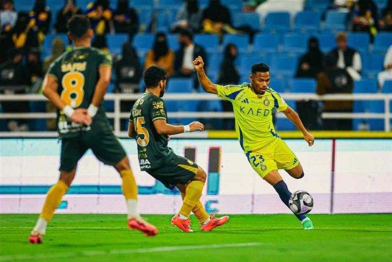 أحدهما ماني!! أزمة بسبب خلاف بين محترفي النصر في مباراة الخلود.. ونهايتها مفاجأة
