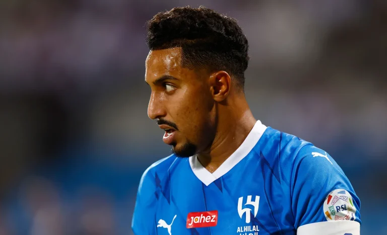 الدوسري فاضي للجماهير!! جملة بسيطة يفجرها طلال آل الشيخ بشأن أداء قائد الهلال السعودي