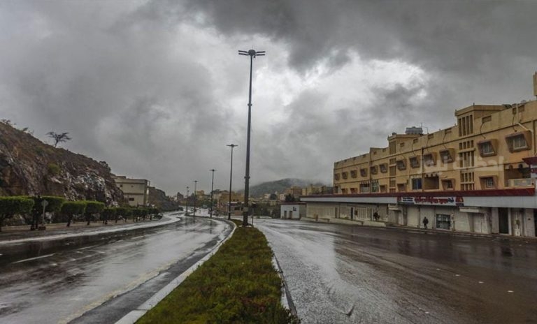 الأرصاد تتوقع سحبًا رعدية وأجواء ضبابية على عدة مناطق بالمملكة اليوم