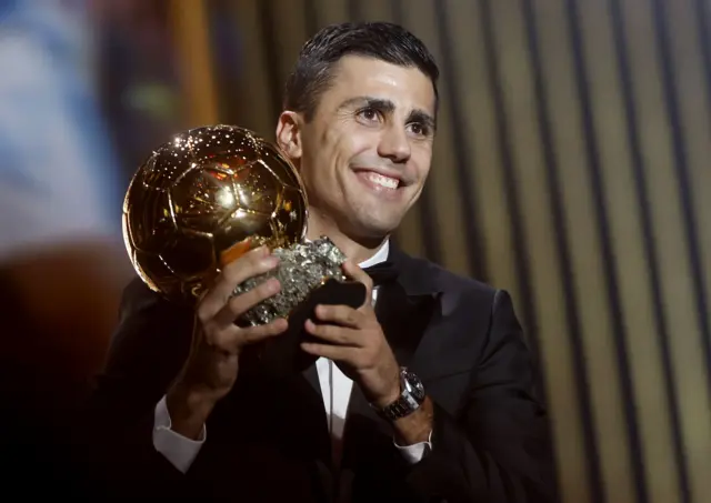 بين ميسي والدون | المتوج بالكرة الذهبية يكشف من أفضل لاعب في تاريخ كرة القدم من وجهة نظره