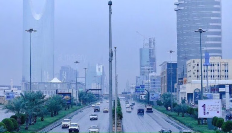 الإنذار المبكر: أمطار ورياح نشطة في عدة مناطق بالمملكة وتحذير من ضباب كثيف بالشرقية