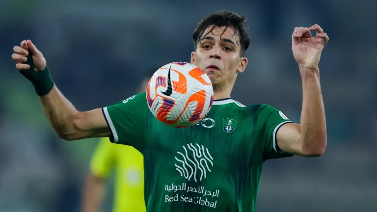ربما لم تكن نفس الإصابة!! فيجا يقارن بين دوري روشن السعودي والدوري الإسباني في تصريحاته