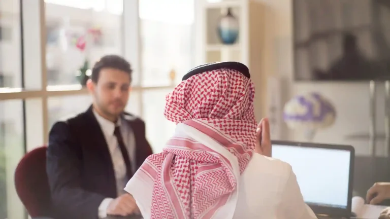 مزحة تحولت إلى أحكام قضائية!! محامي سعودي يروي قصة صادمة بين معلم وطالب