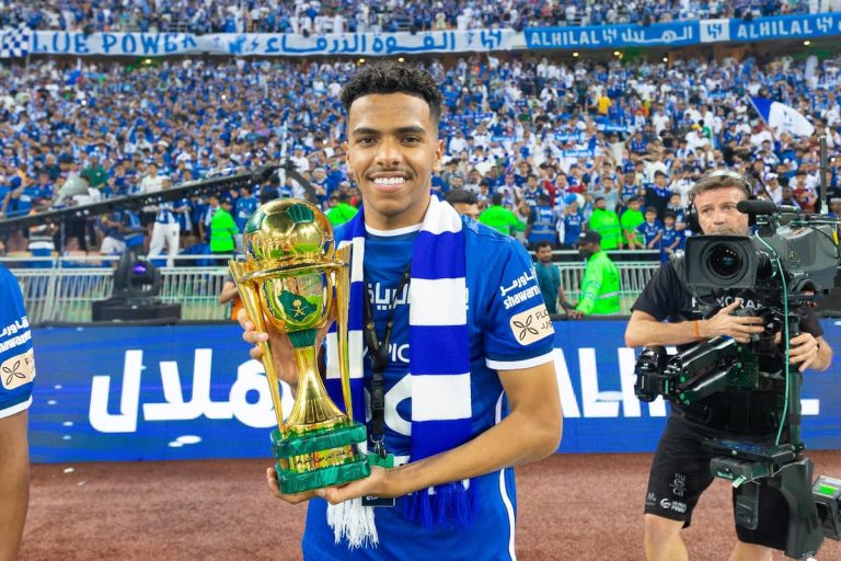 نجم الهلال يُثير غضب جماهير الفريق الهلالي.. الإعجاب بمنشور لـ “أوتافيو” محترف النصر السبب!