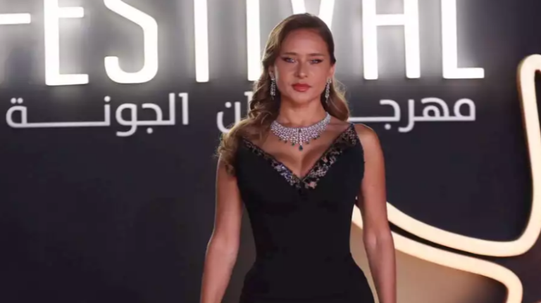 نيللي كريم تتألق بإطلالة مثيرة للجدل في ختام مهرجان الجونة السينمائي